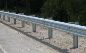 加大公路波形护栏建设与维护